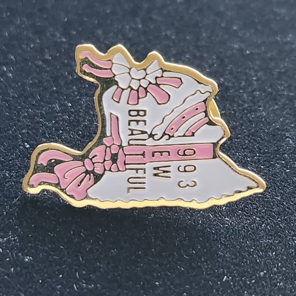Vintage 1993 Sew Beautiful Lapel Pin Collectable - Picture 3 of 6